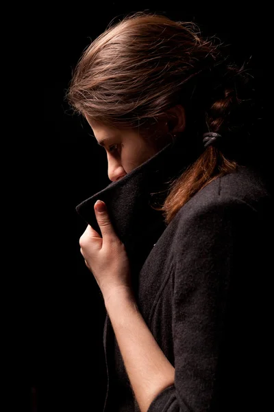 Het meisje in de jas. — Stockfoto