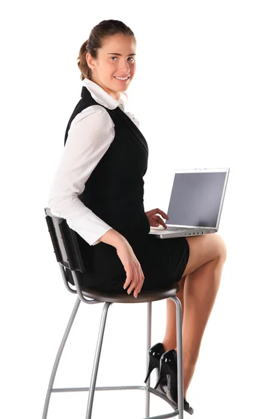 Femme d'affaires travaille sur l'ordinateur portable — Photo