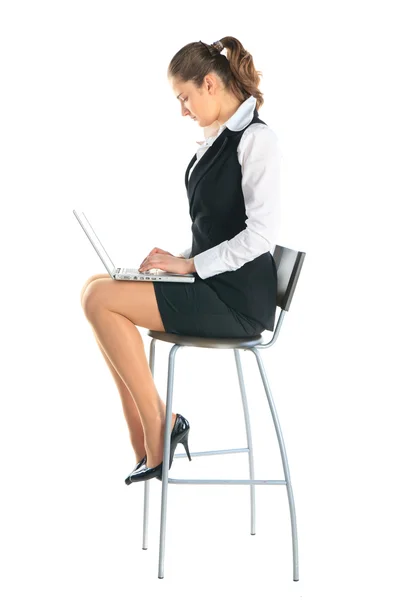 Mulher de negócios trabalha no computador portátil — Fotografia de Stock