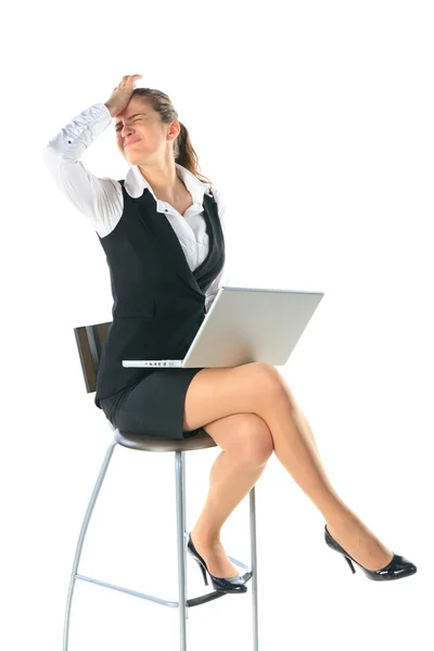 Obchodní žena funguje na notebooku — Stock fotografie
