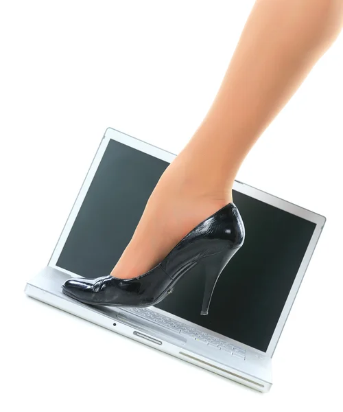 Kvinnors ben och den bärbara datorn. — Stockfoto
