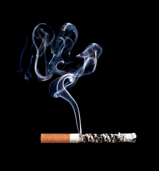 Το κάπνισμα τσιγάρων. απομονώνονται σε μαύρο. — Φωτογραφία Αρχείου