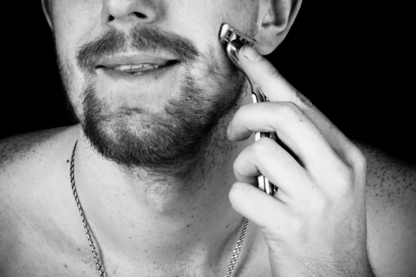 男性の顔を剃るします。クローズ アップ. — ストック写真