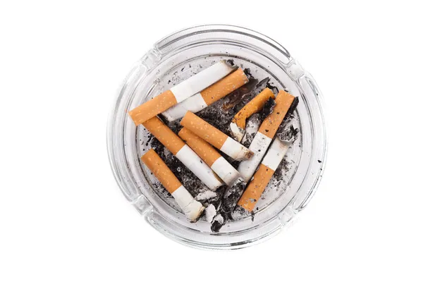 Cenicero lleno de cigarrillos primer plano — Foto de Stock