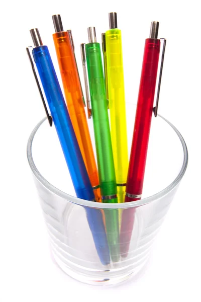 Mnohobarevná pera ve sklenici — Stock fotografie