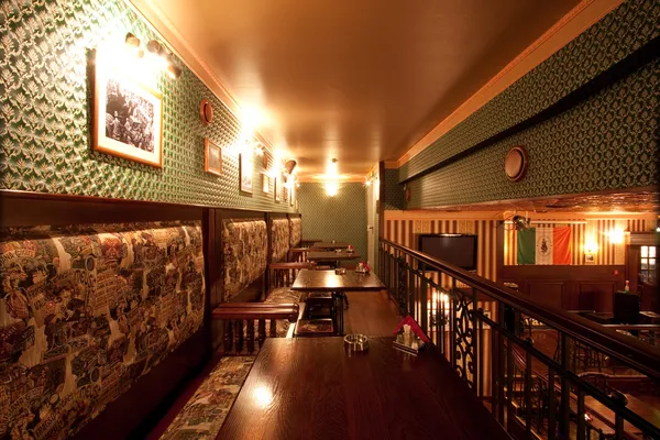 Un pub irlandais. intérieur avec lumière artificielle — Photo