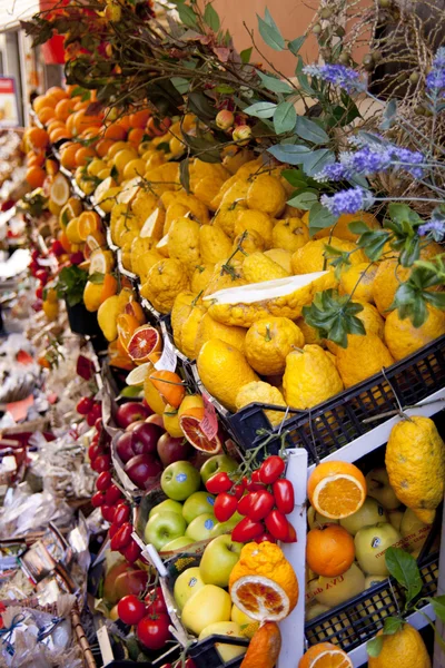 Полка с фруктами на рынке — стоковое фото