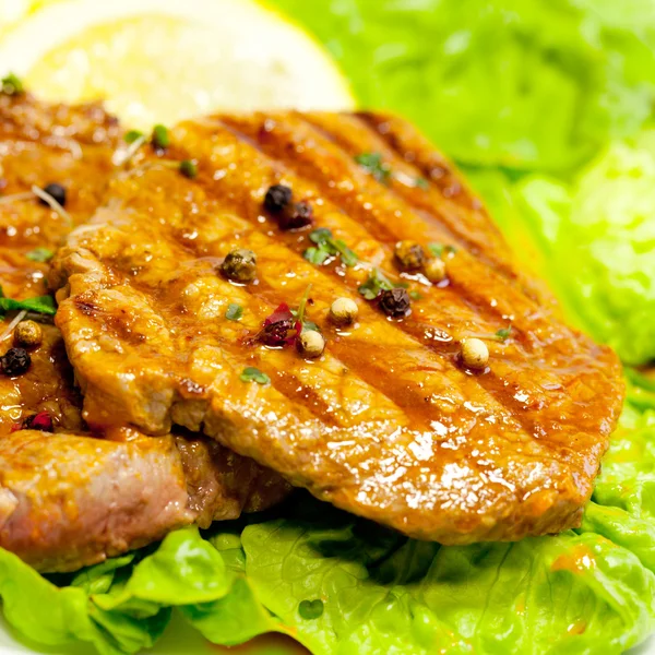 Gegrilde biefstuk met salade — Stockfoto