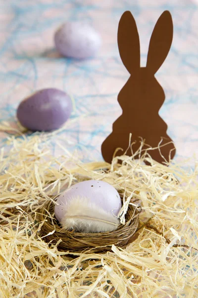Kleine Pasen mand met Pasen eieren — Stockfoto