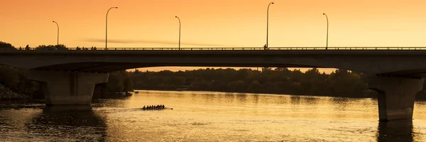 Захід сонця над мостом — стокове фото