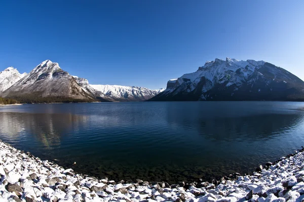 Lake minnewanka bij banff — Stockfoto