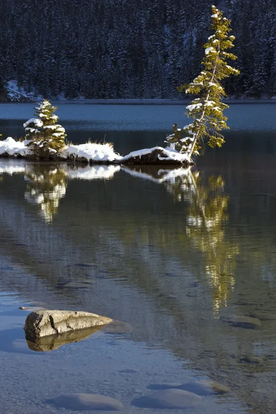 Dva jack jezero v banff — Stock fotografie