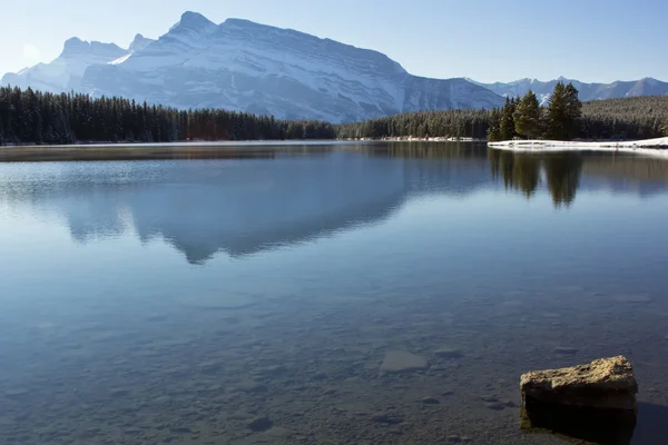 Два Джек озера в місті Banff — стокове фото
