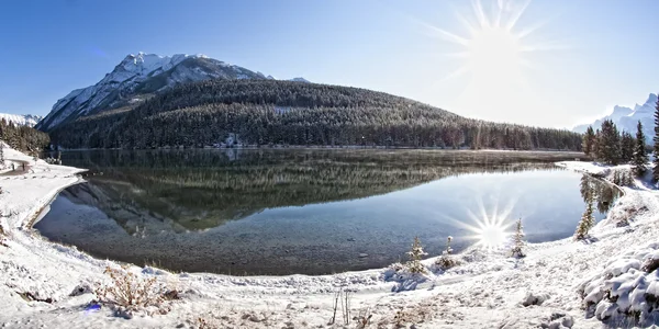 Två jack sjön på banff — Stockfoto