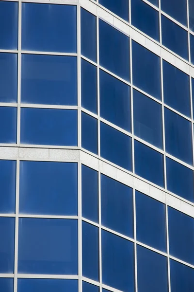 Blaue reflektierende Fenster — Stockfoto