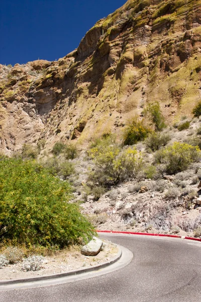 アリゾナ州の砂漠を通って道 — ストック写真