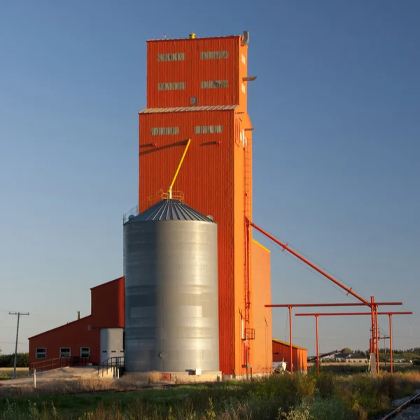 オレンジ色の穀物エレベーター — ストック写真