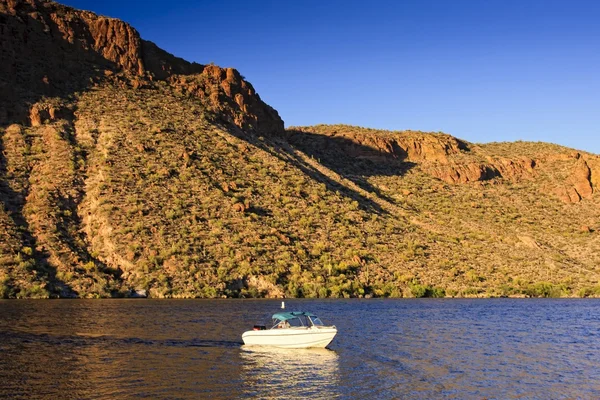 Лодка на озере Аризона — стоковое фото