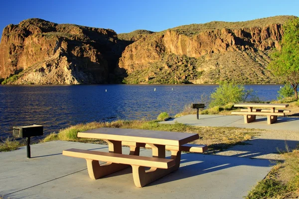 Picknickbord på sjön — Stockfoto
