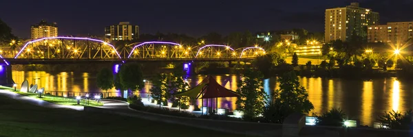 Stadens ljus längs floden — Stockfoto