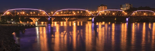 Luci della città lungo il fiume — Foto Stock
