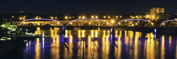 Lumières de la ville le long de la rivière — Photo