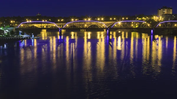 Nagyvárosi fények a folyó mentén — Stock Fotó