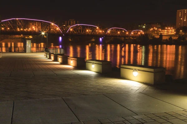 Stadtbeleuchtung entlang des Flusses — Stockfoto