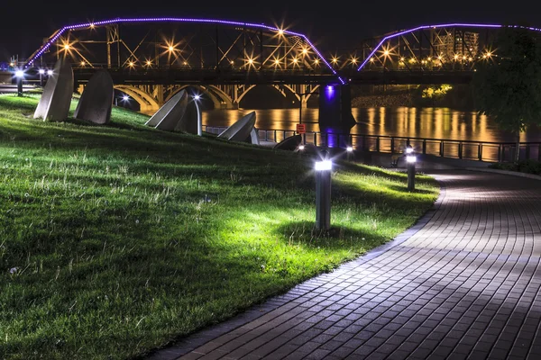 Luci della città lungo il fiume — Foto Stock