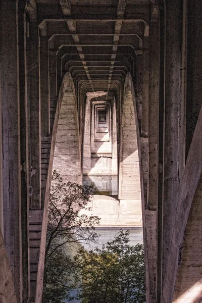 Unter der Brücke — Stockfoto