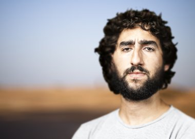 ciddi genç adam