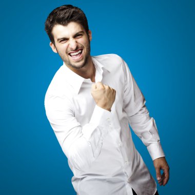genç adam kazanan