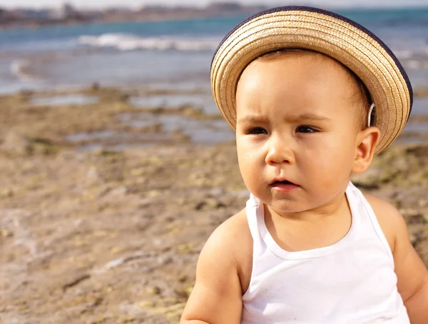 Bebê com chapéu de palha — Fotografia de Stock
