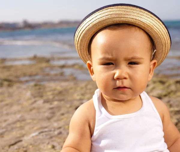 Baby with straw hat — Stock Photo, Image