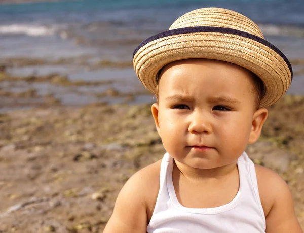 Дитина з солом'яним капелюхом — стокове фото