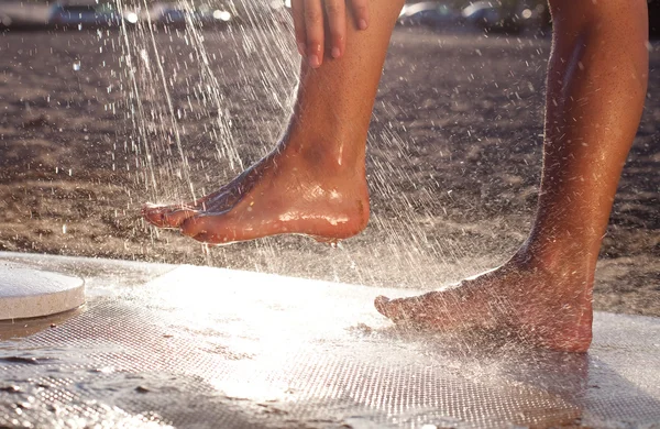 Homem lavando pés — Fotografia de Stock