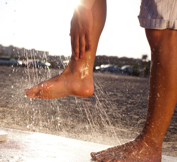 Homem lavando pés — Fotografia de Stock