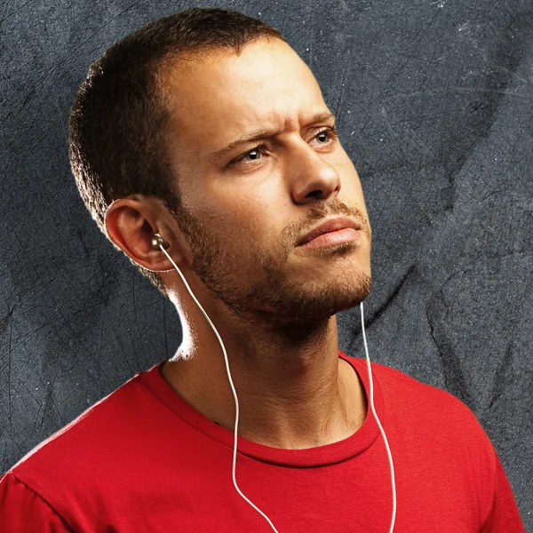 Młody człowiek słuchać muzyki — Zdjęcie stockowe