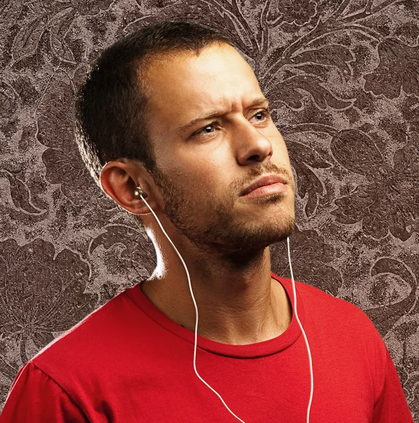 A fiatalember zenét hallgatni — Stock Fotó