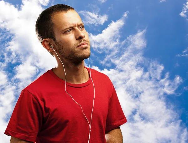 Jongeman luister muziek — Stockfoto