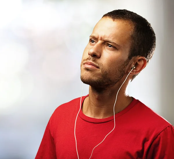 若い男が音楽を聞く — ストック写真