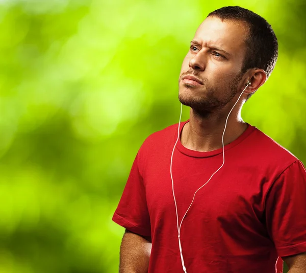 音楽に耳を傾ける若い男 — ストック写真
