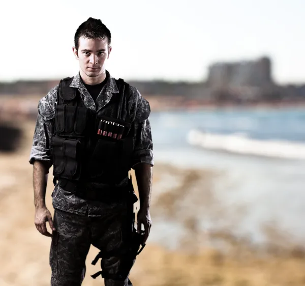 Junger Soldat am Strand — Stockfoto