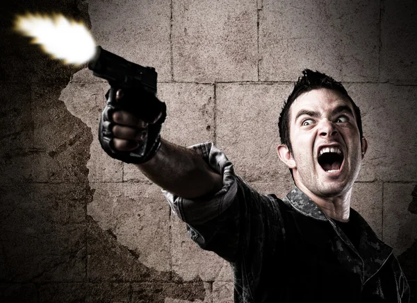 Mann schießt mit Waffe — Stockfoto