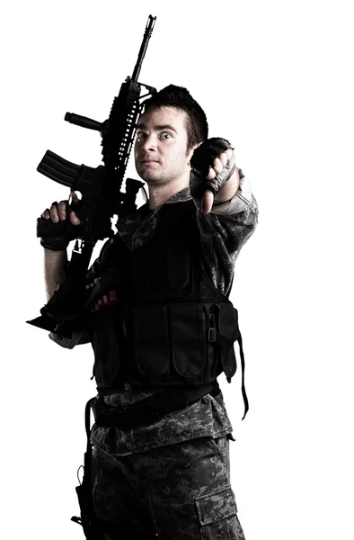 Młody żołnierz uzbrojony — Zdjęcie stockowe