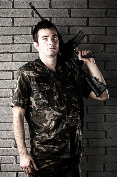 Soldato in possesso di fucile — Foto Stock