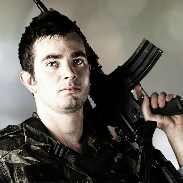 Voják držící pušku — Stock fotografie