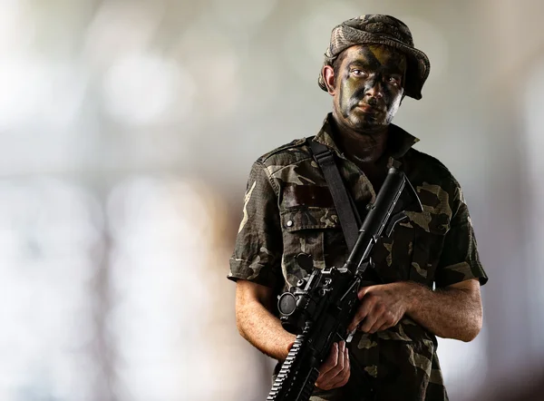 Jeune soldat tenant un fusil — Photo