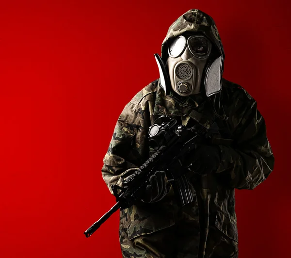 Ung soldat med mask — Stockfoto