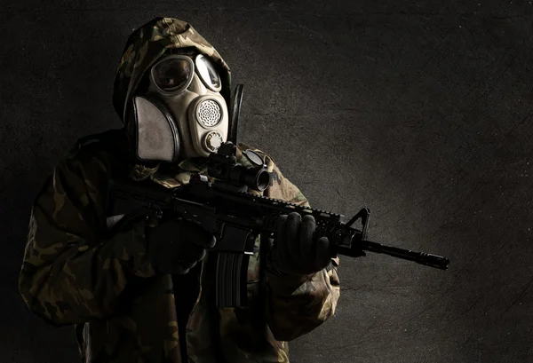 Солдат з газовою маскою — стокове фото